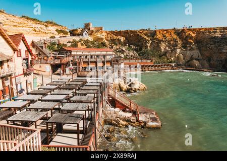 Ein hölzernes Küstendorf, das ursprünglich als Filmset des Musicals „Popeye“ aus den 1980er Jahren erbaut wurde und heute eine beliebte Touristenattraktion in Mellieħa, Malta, ist Stockfoto