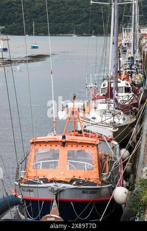 Porth Penrhyn bei Bangor an der Küste von Nordwales mit dem alten Rhyl RNLI Rettungsboot im Vordergrund Stockfoto