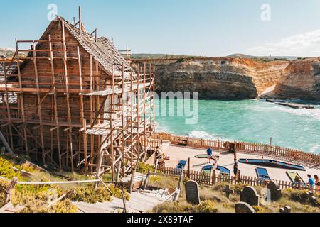 Eine hölzerne Hütte neben dem Minigolfplatz in Popeye Village, ursprünglich als Filmset erbaut, heute eine Touristenattraktion Stockfoto