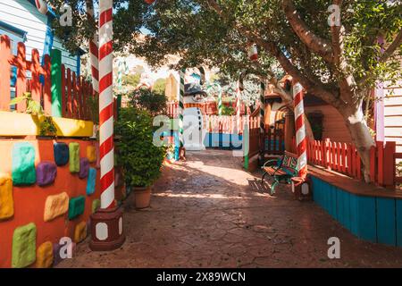 Farbenfrohe Bauten im Popeye Village, einem Film aus den 1980er Jahren in Anchor Bay, Malta, heute eine beliebte Touristenattraktion Stockfoto