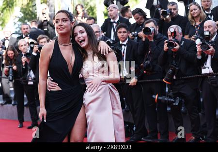 Cannes, Frankreich. Mai 2024. Die Schauspielerinnen Adele Exarchopoulos (L) und Mallory Wanecque kommen am 23. Mai 2024 zur Vorführung des Films „L’Amour Ouf“ (Beating Hearts) bei der 77. Ausgabe der Filmfestspiele in Cannes, Südfrankreich. Quelle: Gao Jing/Xinhua/Alamy Live News Stockfoto