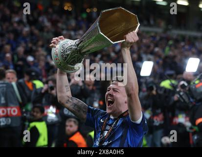 Dublin, Irland. Mai 2024. Emil Holm aus Atalanta feiert mit der Trophäe während des Endspiels der UEFA Europa League im Aviva Stadium in Dublin. Der Bildnachweis sollte lauten: Paul Terry/Sportimage Credit: Sportimage Ltd/Alamy Live News Stockfoto