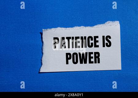 Geduld ist ein Schlagwort, das auf einem gerissenen weißen Papierstück mit blauem Hintergrund geschrieben ist. Konzeptionelle Geduld ist ein Machtsymbol. Kopierbereich. Stockfoto