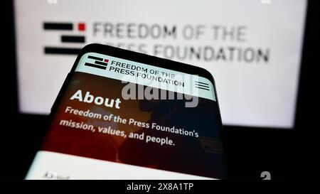 Mobiltelefon mit Website der Organisation Freedom of the Press Foundation (FPF) vor dem Logo. Fokussieren Sie sich oben links auf der Telefonanzeige. Stockfoto