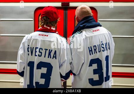 Prag, Tschechische Republik. Mai 2024. Tschechische Fans wurden während der IIHF-Weltmeisterschaft 2024 in Prag am 23. Mai 2024 in Metro gezeigt. Quelle: Roman Vondrous/CTK Photo/Alamy Live News Stockfoto