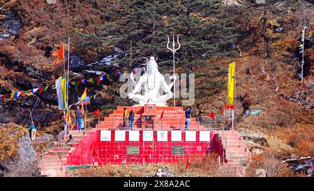 INDIEN, SIKKIM, GANGTOK, Dezember 2023, Devotee, Blick auf die Lord Statue von Shiva in der Nähe des Baba Harbhajan Singh Tempels, in der Nähe des Nathula Pass Stockfoto