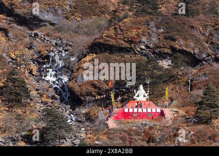 INDIEN, SIKKIM, GANGTOK, Dezember 2023, Devotee, Blick auf die Lord Statue von Shiva in der Nähe des Baba Harbhajan Singh Tempels, in der Nähe des Nathula Pass Stockfoto