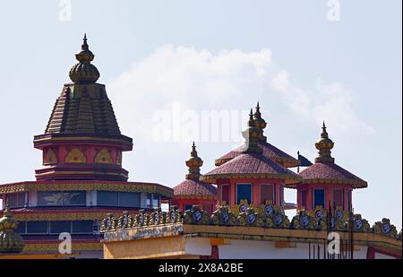 Blick auf die Thakurbari-Tempelkuppeln, Gangtok, Sikkim, Indien. Einer der ältesten Hindutempel in Sikkim, erbaut auf einem Land, das von dem einstigen Chogyal of geschenkt wurde Stockfoto