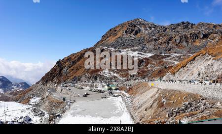 INDIEN, GANGTOK, INDISCH-CHINESISCHE GRENZE, Dezember 2023, Tourist, bei Blick auf das Eingangstor des Nathula Pass, Nathula, ist es eine der drei offenen Handelsgrenzen Stockfoto