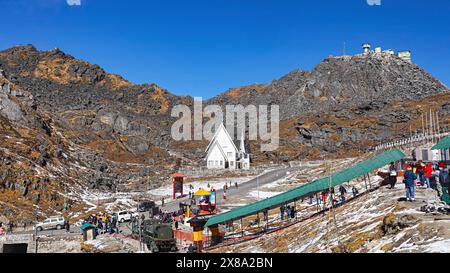 INDIEN, GANGTOK, INDISCH-CHINESISCHE GRENZE, Dezember 2023, Tourist, bei Blick auf das Eingangstor des Nathula Pass, Nathula, ist es eine der drei offenen Handelsgrenzen Stockfoto