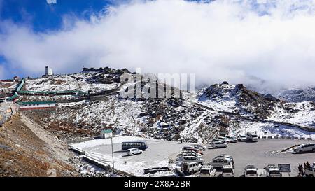 INDIEN, GANGTOK, INDISCH-CHINESISCHE GRENZE, Dezember 2023, Tourist, bei Blick auf das Eingangstor des Nathula Pass, Nathula, ist es eine der drei offenen Handelsgrenzen Stockfoto