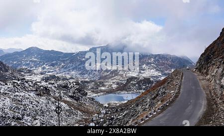 Kleiner See und Straßen des Nathula-Passes, indochinesischer Grenze, Gangtok, Sikkim, Indien. Es ist einer der drei offenen Handelsgrenzstellen zwischen Indien und CH Stockfoto