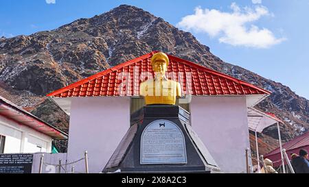 INDIEN, SIKKIM, GANGTOK, Dezember 2023, Tourist, an der Aussichtstatue von Lt. Gen Sagat Singh in der Nähe des Baba Harbhajan Singh Tempels Stockfoto