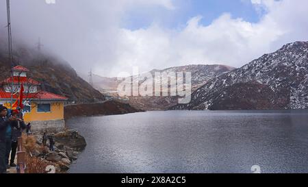 INDIEN, SIKKIM, GANGTOK, Dezember 2023, Tourist, bei View of Tsomgo Lake, auch bekannt als Tsongmo Lake oder Changgu Lake, ist ein Gletschersee Stockfoto