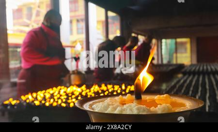 INDIEN, SIKKIM, GANGTOK, Dezember 2023, Menschen, bei Oil Lamps of Buddhist Stupa, Do Drul Chorten. Stockfoto