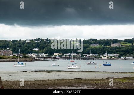 Porth Penrhyn in der Nähe von Bangor an der Küste von Nordwales mit Garth Pier im Hintergrund Stockfoto