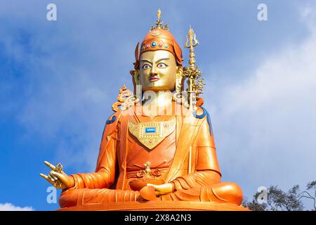 Samdruptse Hill mit einer riesigen 45 m hohen Statue des Guru Padmasambhava (Guru Rinpoche), dem schutzheiligen von Sikkim, Indien. Stockfoto