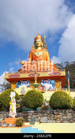 Samdruptse Hill mit einer riesigen 45 m hohen Statue des Guru Padmasambhava (Guru Rinpoche), dem schutzheiligen von Sikkim, Indien. Stockfoto