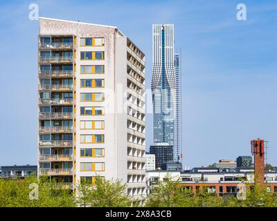 Ein sehr hohes Wohngebäude in Göteborg, Schweden, zeichnet sich durch zahlreiche Fenster aus, die sich zum Himmel erstrecken. Die Architektur ist modern und Stockfoto