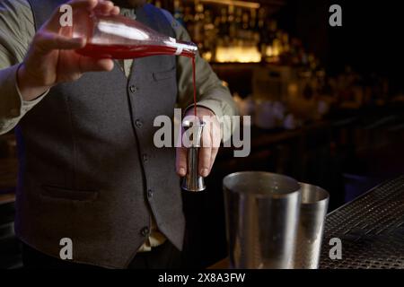 Barkeeper, männlicher Schnaps, um Cocktails zu machen Stockfoto