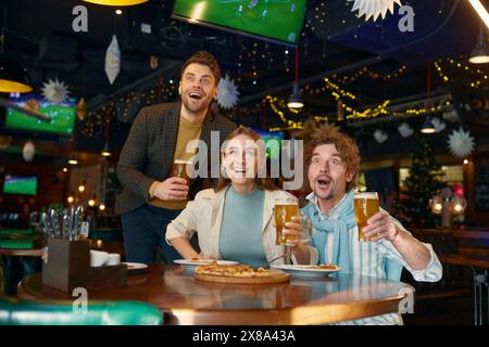 Begeisterte Freunde, die schreiend schreien, unterstützen die Fußballmannschaft, die das Spiel in der Sportbar ansieht Stockfoto