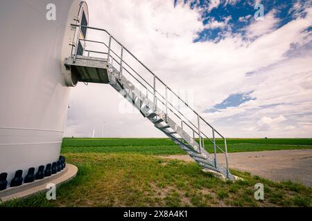 Seitenansicht des Eingangs, Eingang mit Treppen in die große Windkraftanlage am Bauernhof zur Erzeugung sauberen erneuerbaren Stroms, zur Erzeugung erneuerbarer sauberer erneuerbarer Energien Stockfoto