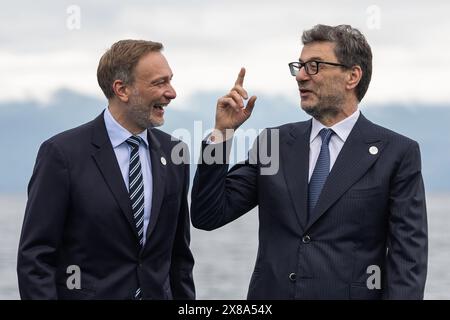 Stresa, Italien. Mai 2024. Christian Lindner (FDP), Bundesfinanzminister, und Giancarlo Giorgetti (r), italienischer Wirtschafts- und Finanzminister, sprechen über den Lago Maggiore. Italien führt dieses Jahr den Vorsitz der Gruppe der Sieben wichtiger westlicher Industrienationen. Quelle: Hannes P. Albert/dpa/Alamy Live News Stockfoto