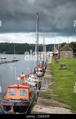 Porth Penrhyn bei Bangor an der Küste von Nordwales mit dem alten Rhyl RNLI Rettungsboot im Vordergrund Stockfoto