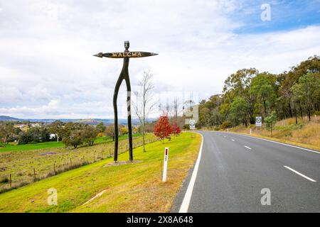 Walcha-Skulptur, Kunstwerk von Nigel Green True Born Native man Holzkunstwerk am Eingang der Stadt Walcha im Norden von tablelands, NSW, Australien Stockfoto