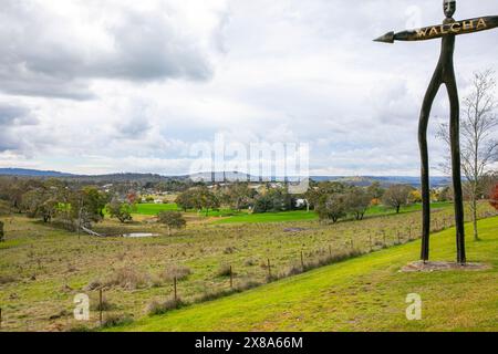 Walcha-Skulptur, Kunstwerk von Nigel Green True Born Native man Holzkunstwerk am Eingang der Stadt Walcha im Norden von tablelands, NSW, Australien Stockfoto