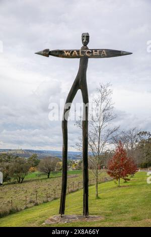 Walcha-Skulptur, Kunstwerk von Nigel Green True Born Native man Holzkunstwerk am Eingang der Stadt Walcha im Norden von tablelands, NSW, Australien Stockfoto