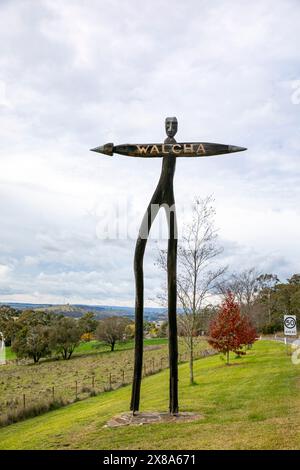 Walcha-Skulptur, Kunstwerk von Nigel Green True Born Native man Holzkunstwerk am Eingang der Stadt Walcha im Norden von tablelands, NSW, Australien Stockfoto