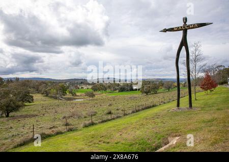 Walcha-Skulptur, Kunstwerk von Nigel Green True Born Native man Holzkunstwerk am Eingang der Stadt Walcha im Norden von tablelands, NSW, Australien Stockfoto