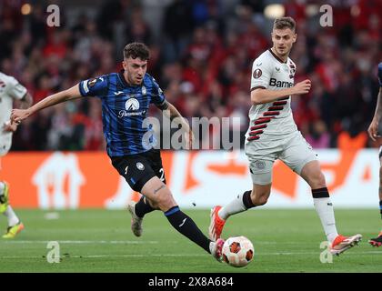 Dublin, Irland. Mai 2024. Matteo Ruggeri von Atalanta und Josip Stanisic von Bayer Leverkusen stellen sich beim Finale der UEFA Europa League im Aviva Stadium in Dublin um den Ball. Der Bildnachweis sollte lauten: Paul Terry/Sportimage Credit: Sportimage Ltd/Alamy Live News Stockfoto