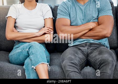 Paare, Scheidung und Arme auf dem Sofa im Wohnzimmer für Streit, frustriert und Trennung von wütenden Mann und Frau. Kämpfend und hinterher genervt Stockfoto