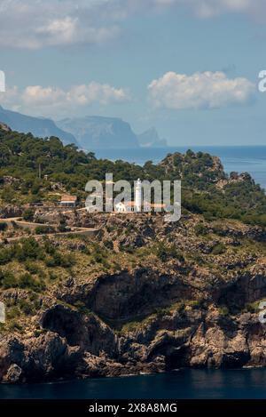 Aus der Vogelperspektive des Leuchtturms Cap Gross auf der Klippe, Port de Soller, Mallorca, Balearen, Spanien Stockfoto