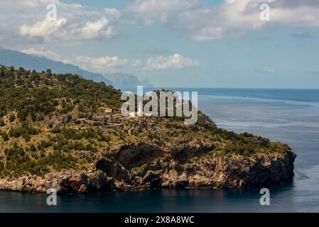 Aus der Vogelperspektive des Leuchtturms Cap Gross auf der Klippe, Port de Soller, Mallorca, Balearen, Spanien Stockfoto