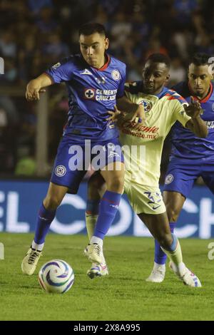 Mexiko-Stadt, Mexiko. Mai 2024. Julián Quiñones #33 von Club America und Carlos Rodríguez #19 von Cruz Azul kämpfen um den Ball während des mexikanischen Clausura Turniers des Finalspiels der Liga MX zwischen Club America und Cruz Azul im Estadio Ciudad de los Deportes. Endergebnis Amerika 1-1 Cruz Azul. Am 23. Mai 2024 in Mexiko-Stadt. (Foto: Ismael Rosas/Eyepix Group/SIPA USA) Credit: SIPA USA/Alamy Live News Stockfoto