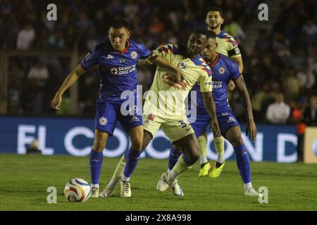 Mexiko-Stadt, Mexiko. Mai 2024. Julián Quiñones #33 von Club America und Carlos Rodríguez #19 von Cruz Azul kämpfen um den Ball während des mexikanischen Clausura Turniers des Finalspiels der Liga MX zwischen Club America und Cruz Azul im Estadio Ciudad de los Deportes. Endergebnis Amerika 1-1 Cruz Azul. Am 23. Mai 2024 in Mexiko-Stadt. (Foto: Ismael Rosas/Eyepix Group/SIPA USA) Credit: SIPA USA/Alamy Live News Stockfoto