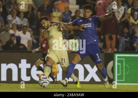 Mexiko-Stadt, Mexiko. Mai 2024. Henry Martín #21 von Club America und Carlos Salcedo #3 von Cruz Azul kämpfen um den Ball während des mexikanischen Clausura Turniers des Finalspiels der Liga MX zwischen Club America und Cruz Azul im Estadio Ciudad de los Deportes. Endergebnis Amerika 1-1 Cruz Azul. Am 23. Mai 2024 in Mexiko-Stadt. (Foto: Ismael Rosas/Eyepix Group/SIPA USA) Credit: SIPA USA/Alamy Live News Stockfoto