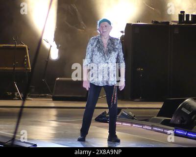 Met Life Stadium, East Rutherford, NJ 07073. Mai 2024. Zum Vergnügen eines schwankenden Fansees brachten die Rock and Roll Legends Mick Jagger, Keith Richards, Ronnie Wood, Darryl Jones und Steve Jordan die Rolling Stones Hackney Diamonds Tour ins LIFE Stadium außerhalb von Manhattan. ©Julia Mineeva/EGBN TV News/Alamy Live News Stockfoto