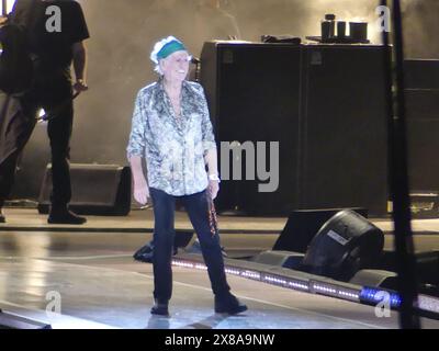 Met Life Stadium, East Rutherford, NJ 07073. Mai 2024. Zum Vergnügen eines schwankenden Fansees brachten die Rock and Roll Legends Mick Jagger, Keith Richards, Ronnie Wood, Darryl Jones und Steve Jordan die Rolling Stones Hackney Diamonds Tour ins LIFE Stadium außerhalb von Manhattan. ©Julia Mineeva/EGBN TV News/Alamy Live News Stockfoto