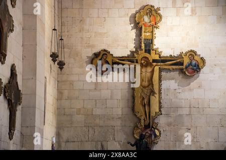 Gotisches Kreuz wahrscheinlich von Lorenzo Veneziano aus dem XIV Jahrhundert in der romanischen Basilika di San Zeno Maggiore erbaut vom XIV Jahrhundert in der Altstadt Stockfoto