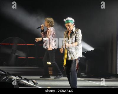 Met Life Stadium, East Rutherford, NJ 07073. Mai 2024. Zum Vergnügen eines schwankenden Fansees brachten die Rock and Roll Legends Mick Jagger, Keith Richards, Ronnie Wood, Darryl Jones und Steve Jordan die Rolling Stones Hackney Diamonds Tour ins LIFE Stadium außerhalb von Manhattan. ©Julia Mineeva/EGBN TV News/Alamy Live News Stockfoto