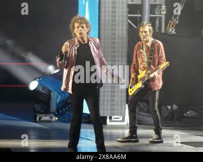 Met Life Stadium, East Rutherford, NJ 07073. Mai 2024. Zum Vergnügen eines schwankenden Fansees brachten die Rock and Roll Legends Mick Jagger, Keith Richards, Ronnie Wood, Darryl Jones und Steve Jordan die Rolling Stones Hackney Diamonds Tour ins LIFE Stadium außerhalb von Manhattan. ©Julia Mineeva/EGBN TV News/Alamy Live News Stockfoto