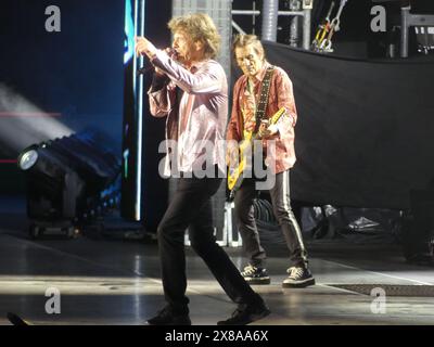 Met Life Stadium, East Rutherford, NJ 07073. Mai 2024. Zum Vergnügen eines schwankenden Fansees brachten die Rock and Roll Legends Mick Jagger, Keith Richards, Ronnie Wood, Darryl Jones und Steve Jordan die Rolling Stones Hackney Diamonds Tour ins LIFE Stadium außerhalb von Manhattan. ©Julia Mineeva/EGBN TV News/Alamy Live News Stockfoto