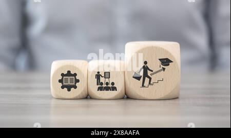 Holzblöcke mit Symbol für Weiterbildungskonzept Stockfoto