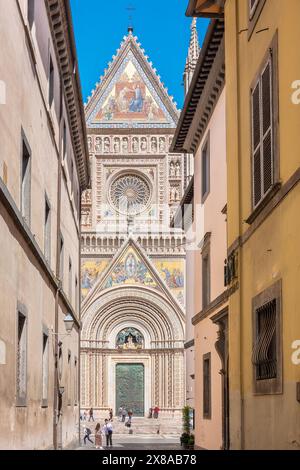 Blick auf die majestätische Fassade von Orvieto Cathedral di Santa Maria Assunta. Orvieto, Umbrien, Italien Stockfoto