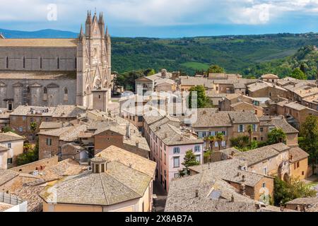 Blick auf die Kathedrale über die Dächer der Altstadt. Orvieto, Umbrien, Italien Stockfoto