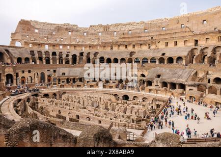 Touristenmassen besuchen das Kolosseum im Inneren. Rom, Italien Stockfoto